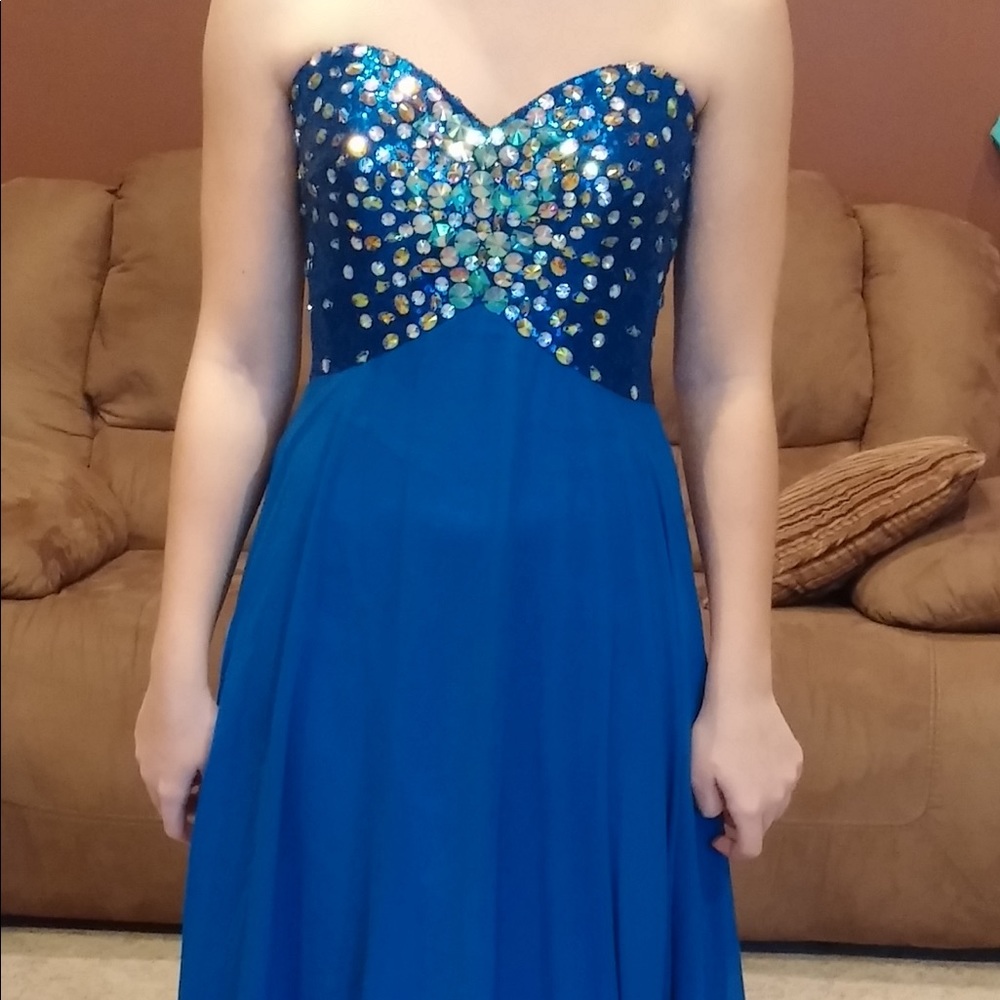 Prom dress - Picture 2 of 4